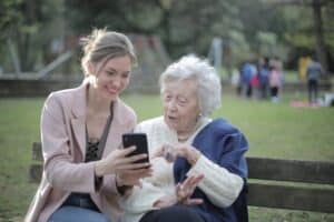 עזרה לקשישים – כיצד נוכל להקל על ההורים להתמודד עם בעיות הזקנה